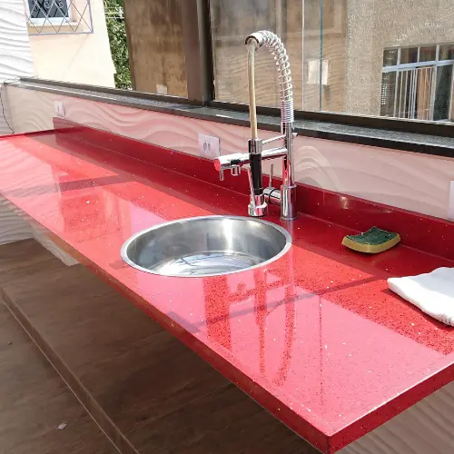 Projeto de cozinha com bancada em pedra natural — Minas Rio Pedras