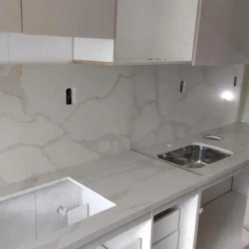 Cozinha integrada com bancada e ilha em pedra — Minas Rio Pedras