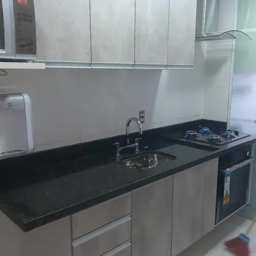 Cozinha sob medida com acabamento premium em pedra — Minas Rio Pedras