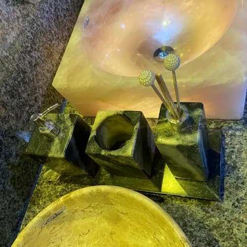 Lavabo com cuba esculpida em pedra — Minas Rio Pedras